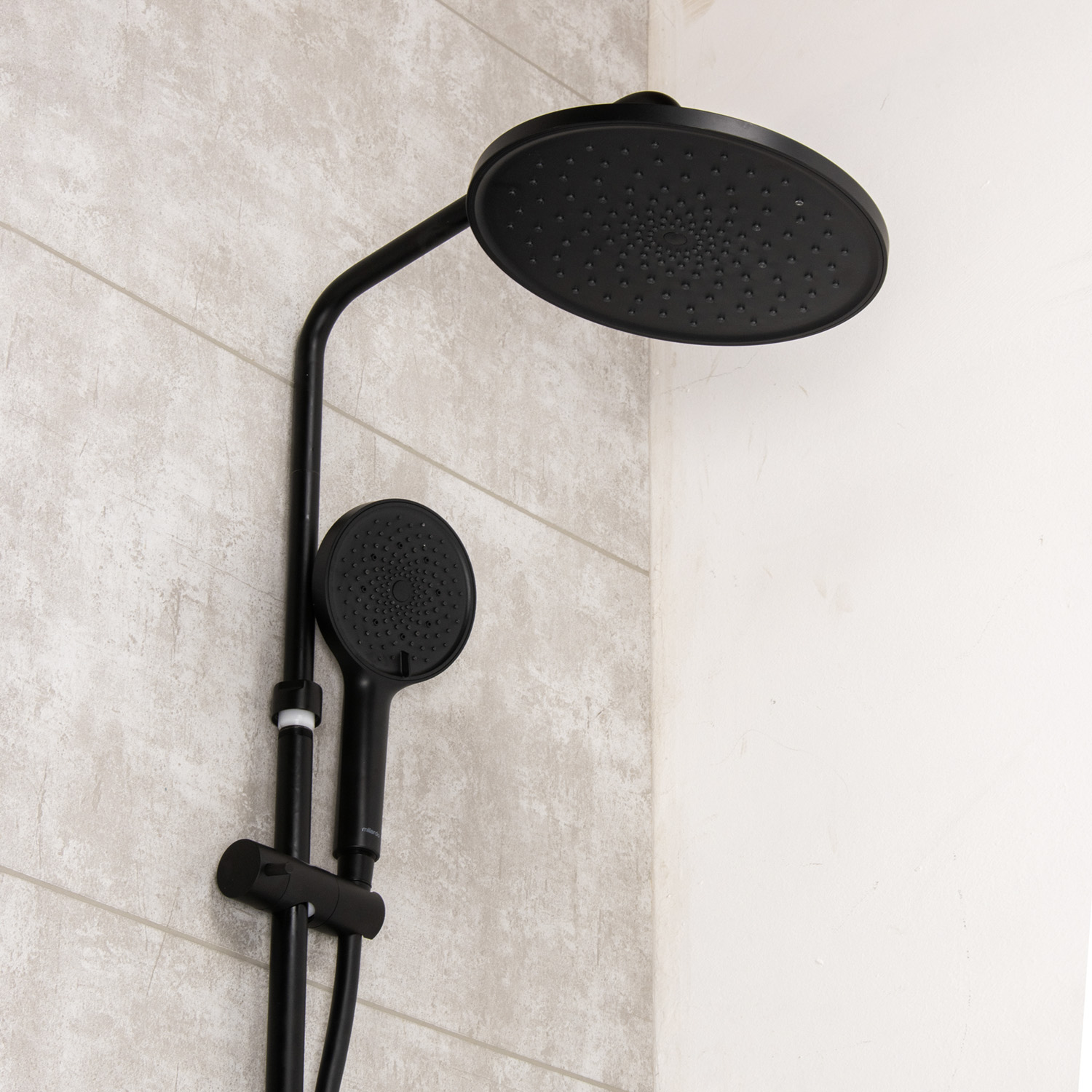 Смеситель д/ванны термостатич. со стойкой для душа+ручной и тропич.душ черный Milardo ILSBLTHM06*1/3